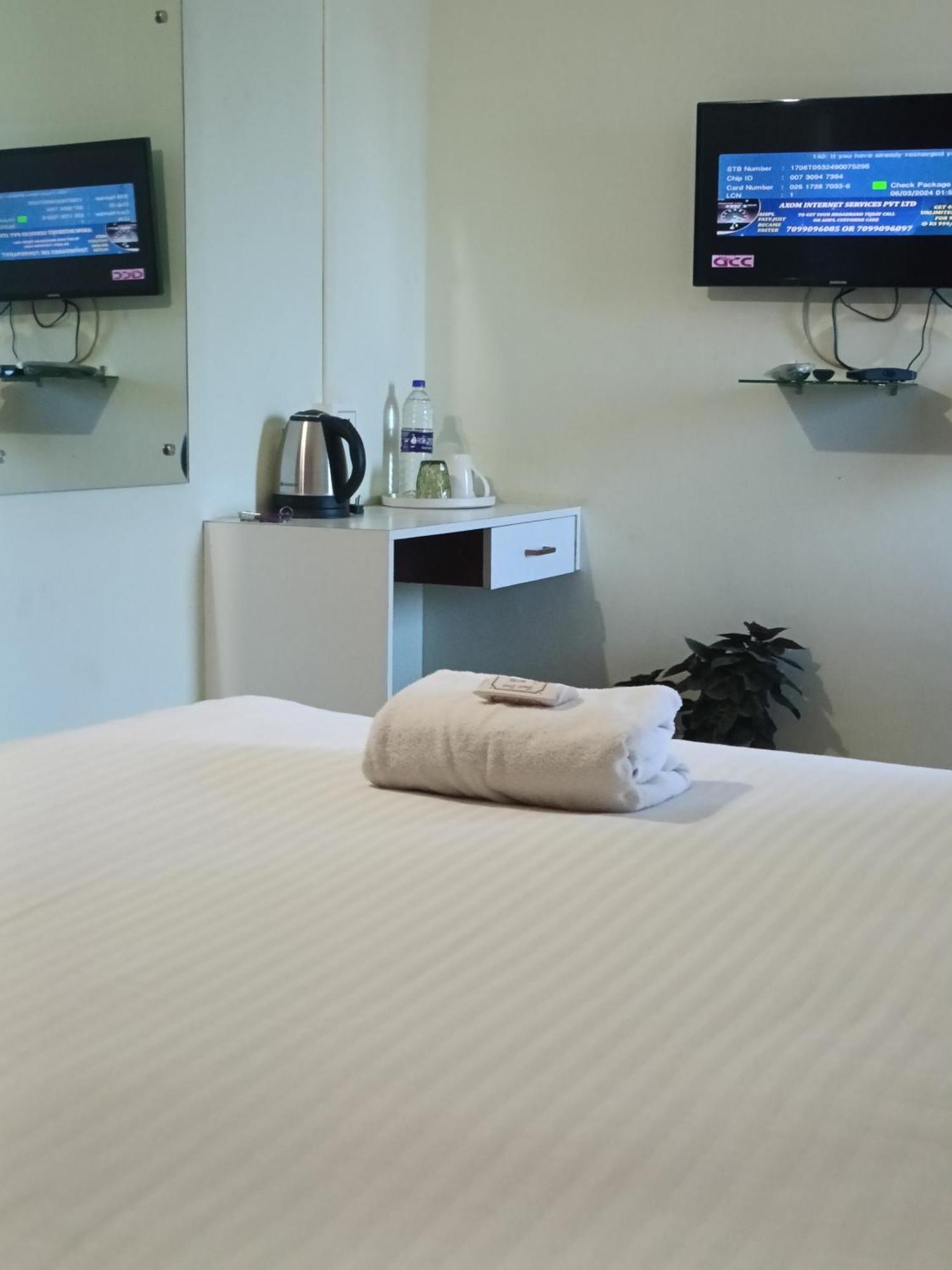 Hotel Bhargav Guwahati Esterno foto